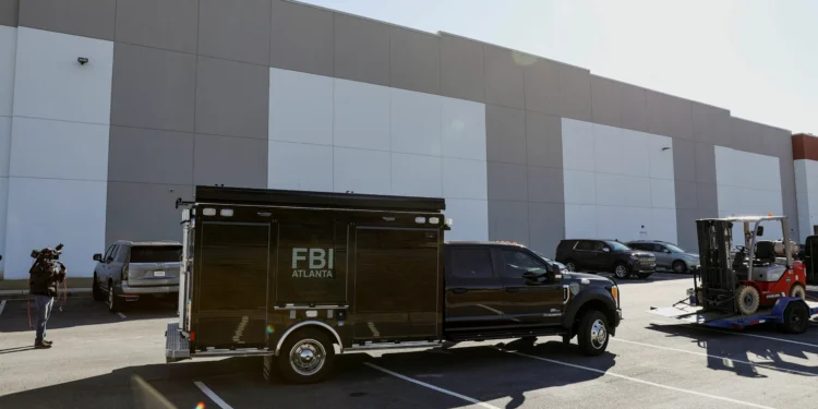 FBI faz buscas em escritório eleitoral acusado de fraude por Trump