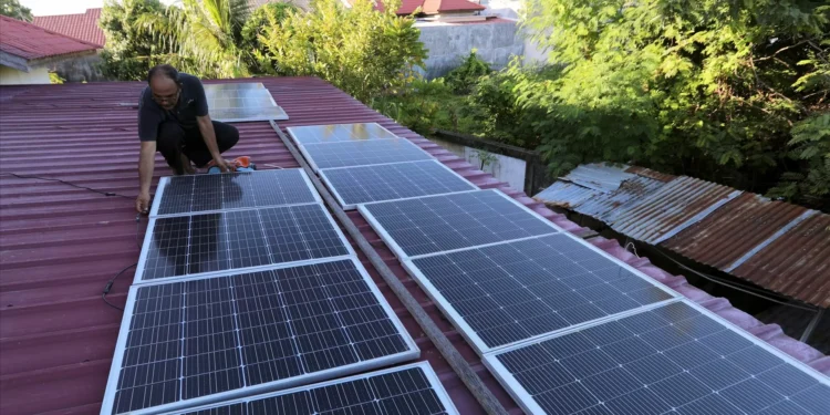 Governo vai lançar novo apoio à aquisição de painéis solares para famílias