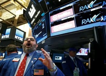 Wall Street fecha em alta apesar do processo anti-Powell