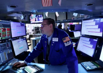 Wall Street fecha em queda depois da nomeação de Warsh para Fed