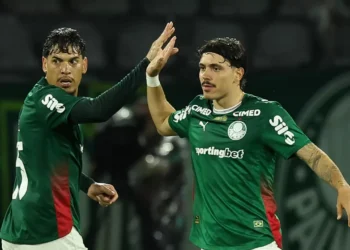 Palmeiras goleia Vitória em Barueri e vence a primeira no Brasileirão