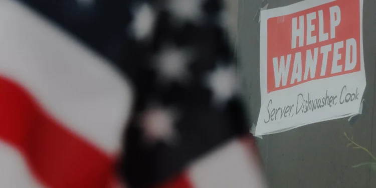 EUA: Pedidos de auxílio-desemprego têm leve alta com mercado de trabalho estabilizado