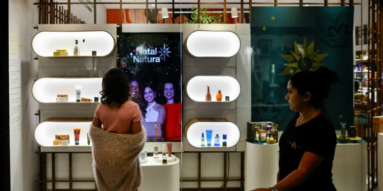 Confiança do consumidor dos EUA sobe a 91,2 em fevereiro, diz Conference Board