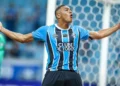Carlos Vinícius chega ao terceiro hat-trick em 22 jogos pelo Grêmio