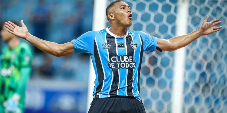 Carlos Vinícius chega ao terceiro hat-trick em 22 jogos pelo Grêmio