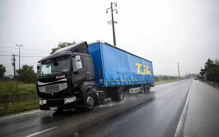 Empresas alertam que estragos nas estradas estão a prejudicar transporte de mercadorias