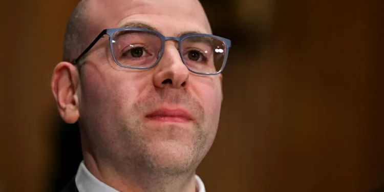 Diretor do Fed diz ser apropriado 4 cortes de juros em 2026, totalizando 1 ponto