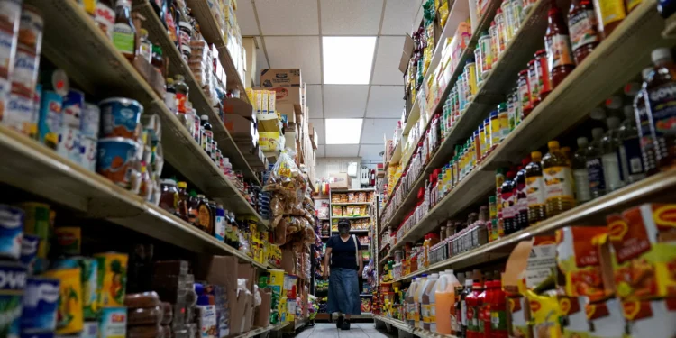 Confiança dos consumidores dos EUA tem leve melhora em fevereiro