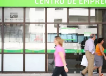 Número de desempregados inscritos sobe 3,8% em janeiro face a dezembro