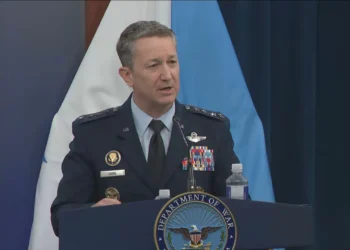 EUA têm “superioridade aérea” sobre o Irã, afirma Dan Caine